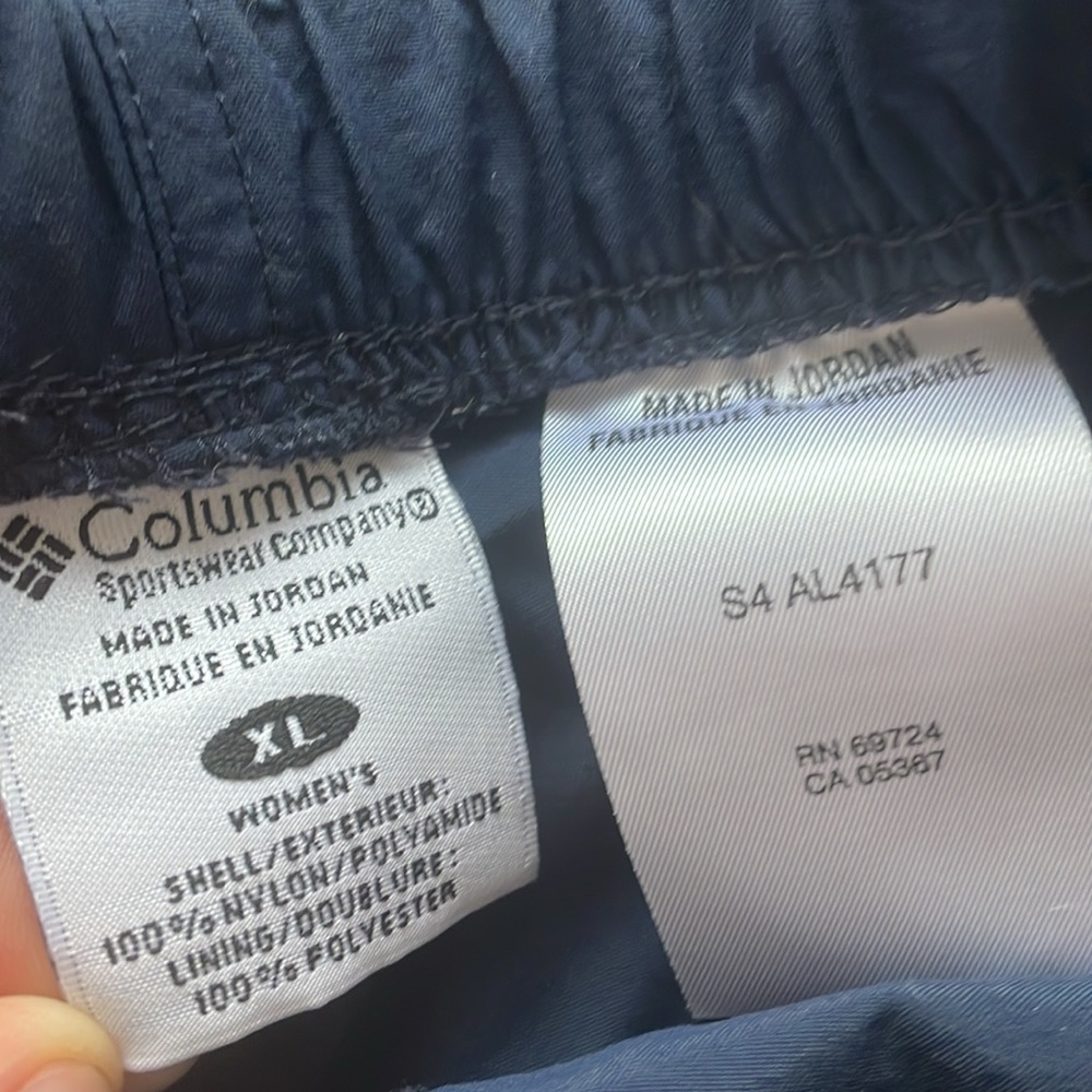 Columbia navy soft casual hiking style shorts with pockets - Picture 9 of 10